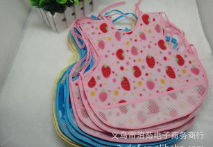 为婴幼儿挑选实用围兜 棉质与防污防水围兜的选购指南